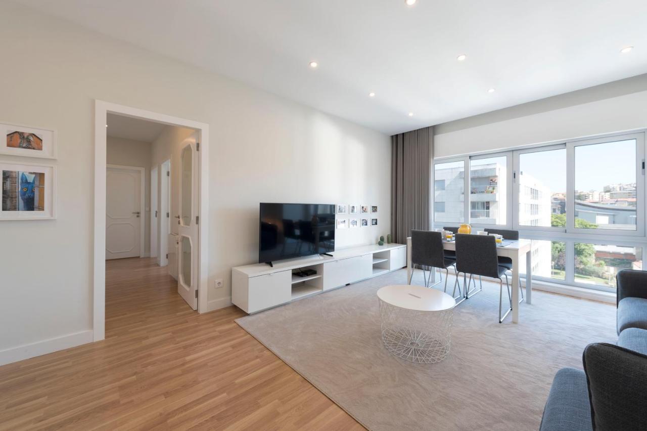 Lovelystay - Downtown Modern 2Br Flat With Free Parking Порту Экстерьер фото