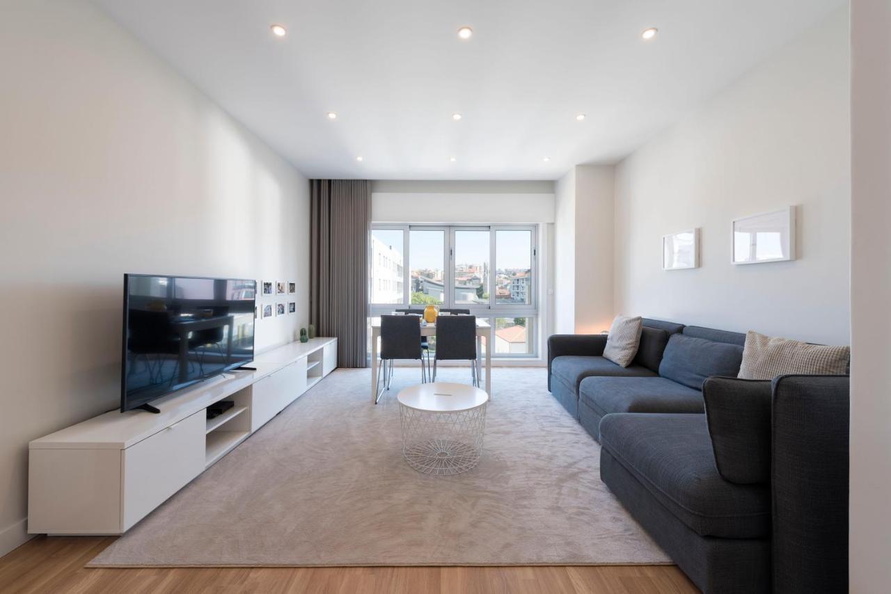 Lovelystay - Downtown Modern 2Br Flat With Free Parking Порту Экстерьер фото