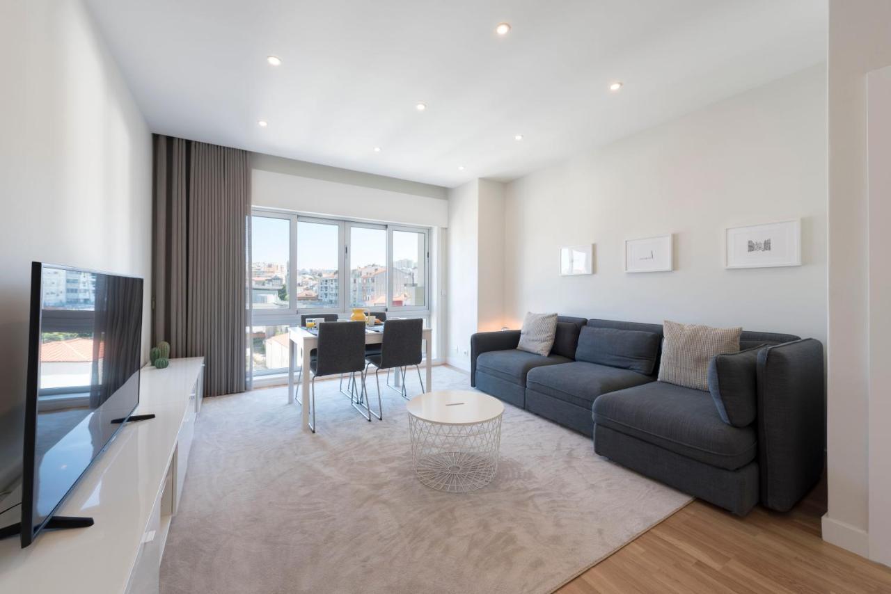 Lovelystay - Downtown Modern 2Br Flat With Free Parking Порту Экстерьер фото